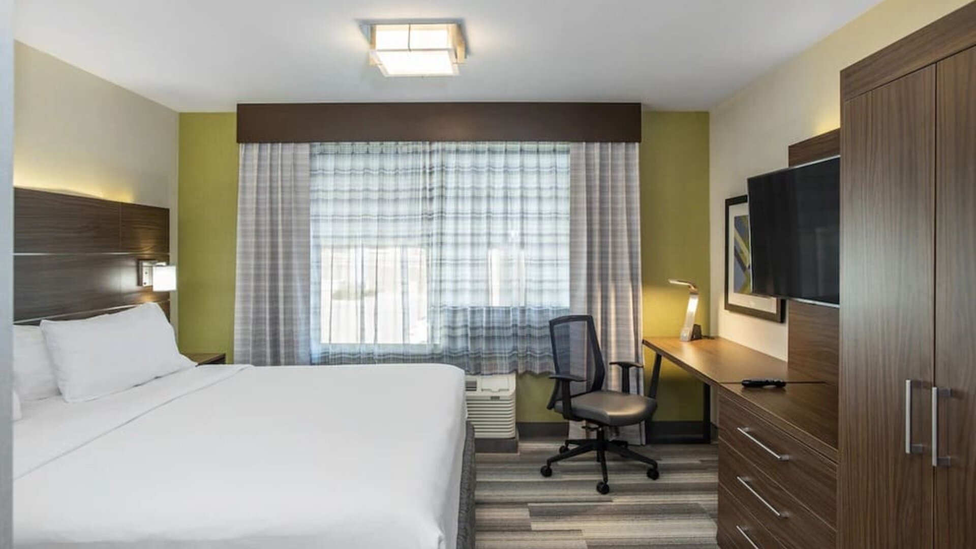 Standard day use room with TV and work desk at Holiday Inn Express & Suites Medicine Hat.
