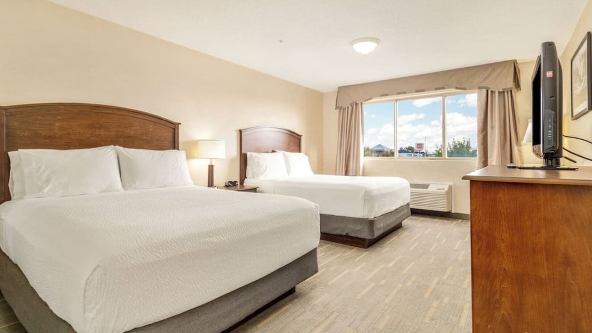 Bright and spacious day use twin room at Holiday Inn Lethbridge. 