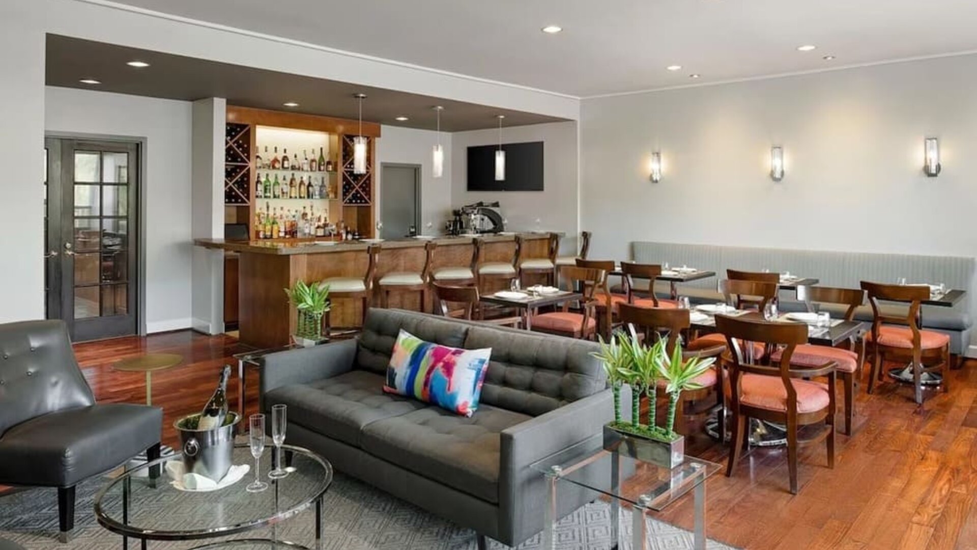 Dining area perfect for coworking at Le Parc At Melrose.