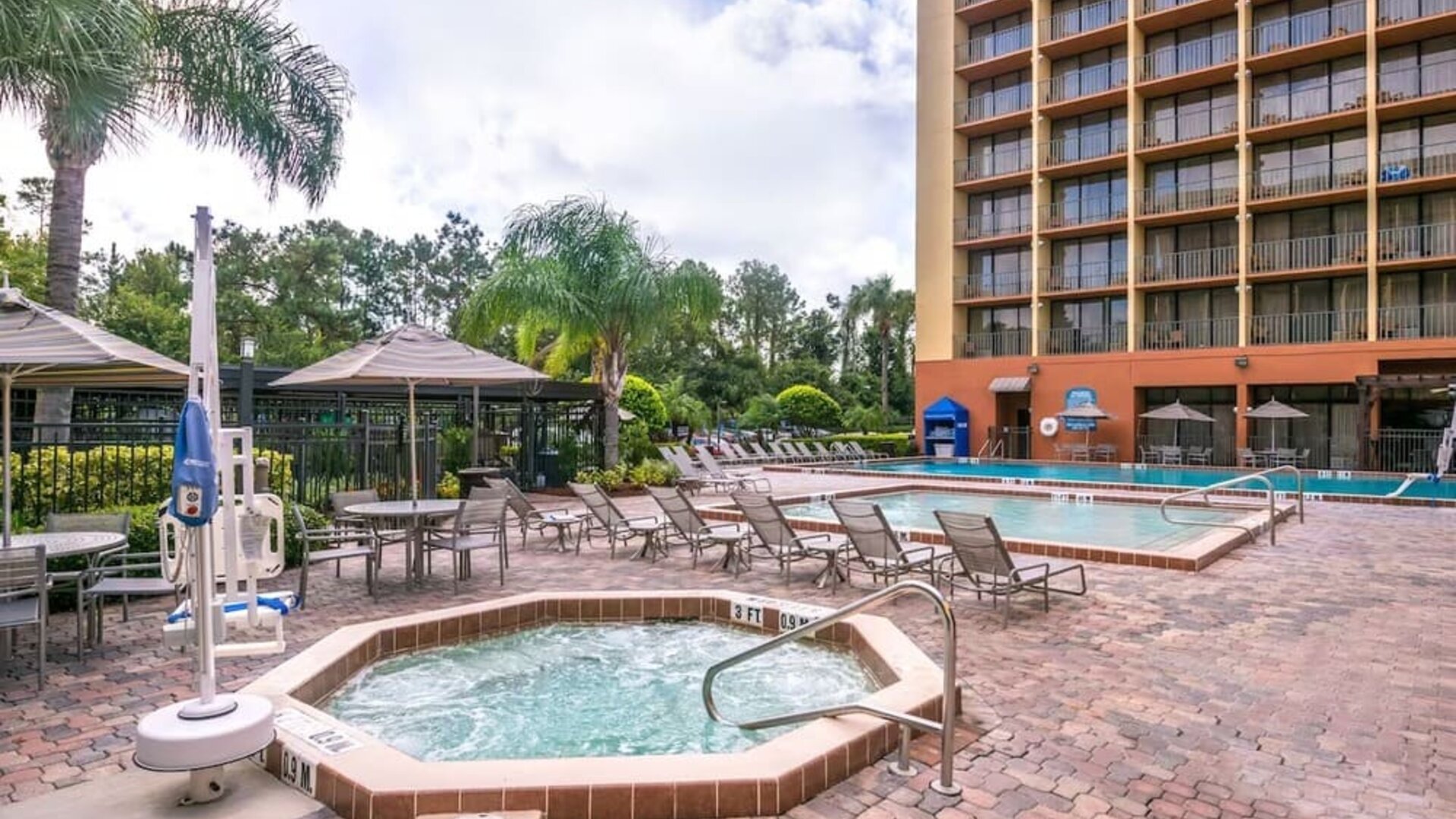 Spa tub and children's pool at Holiday Inn Orlando SW - Celebration Area.