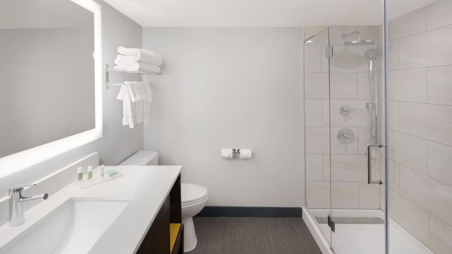 Guest bathroom with shower at Holiday Inn Orlando SW - Celebration Area.