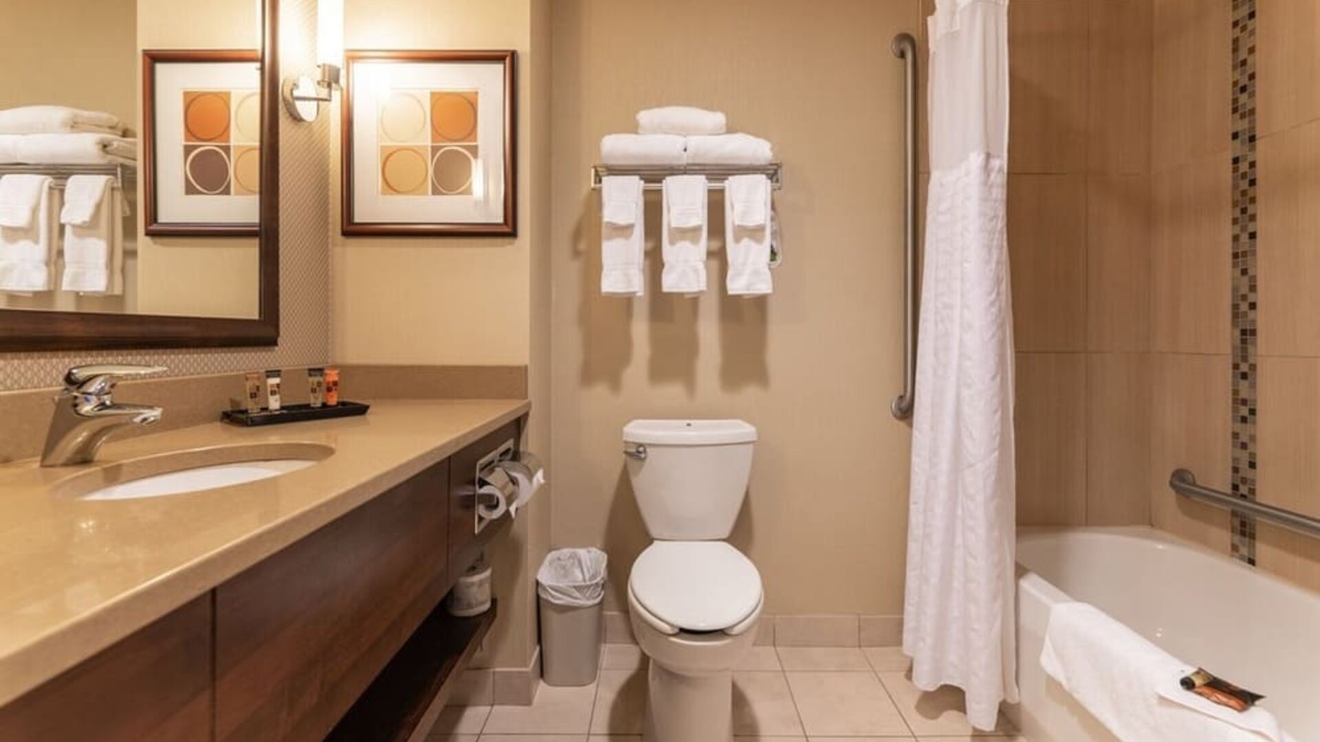 Guest bathroom with tub and shower at Kanata Kelowna And Conference Centre.