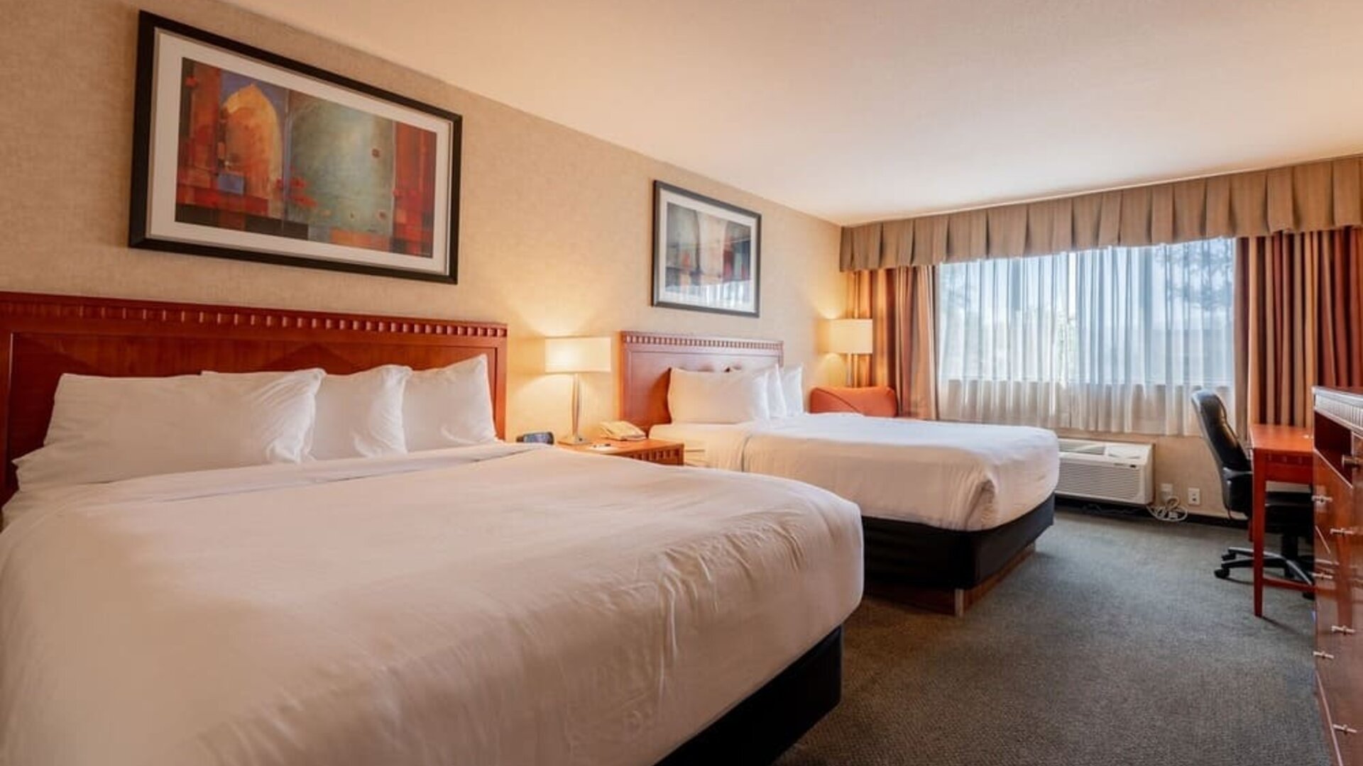 Day use twin room with work desk at Kanata Kelowna And Conference Centre.