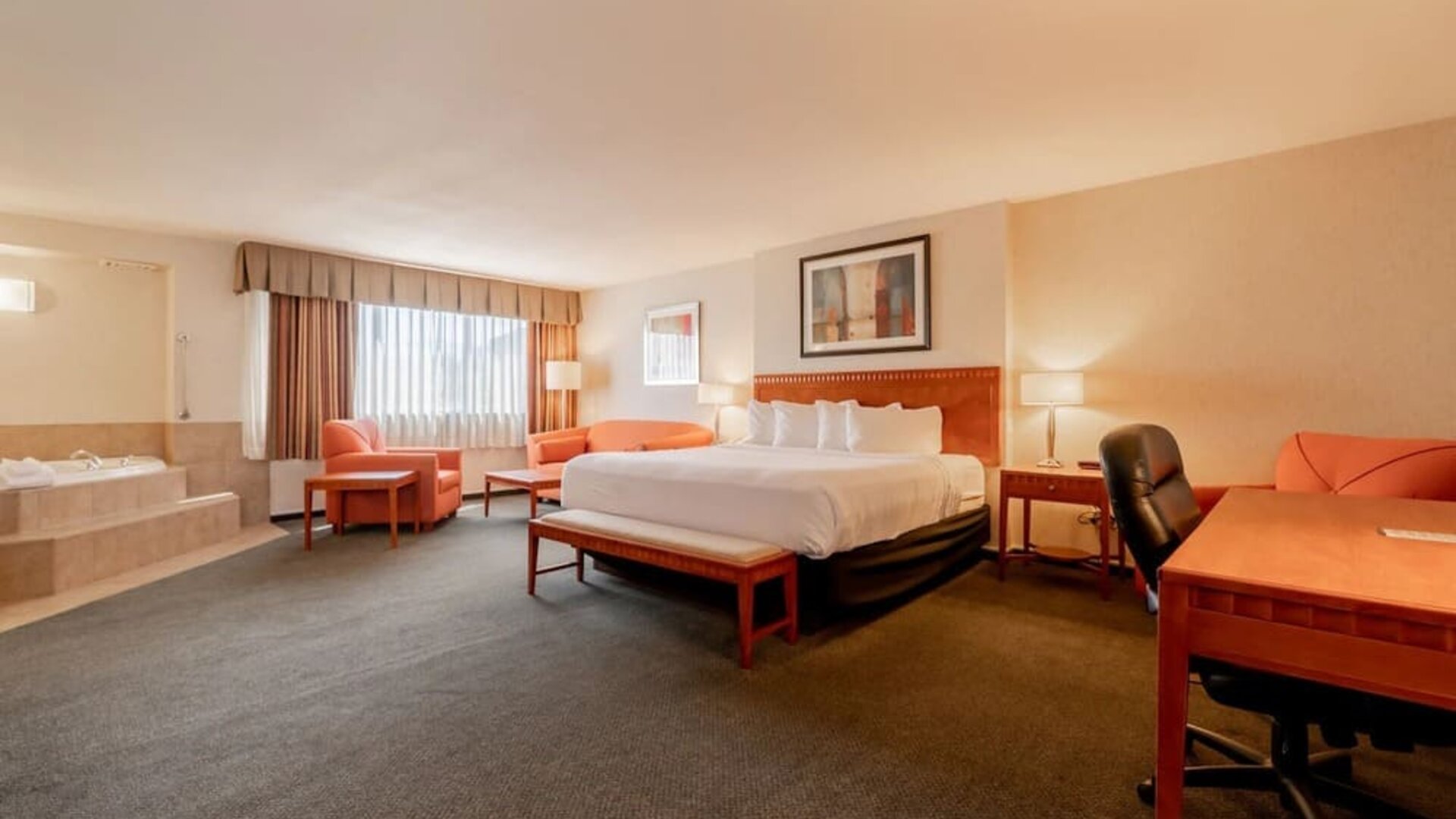 Day use suite with living area and hot tub at Kanata Kelowna And Conference Centre.