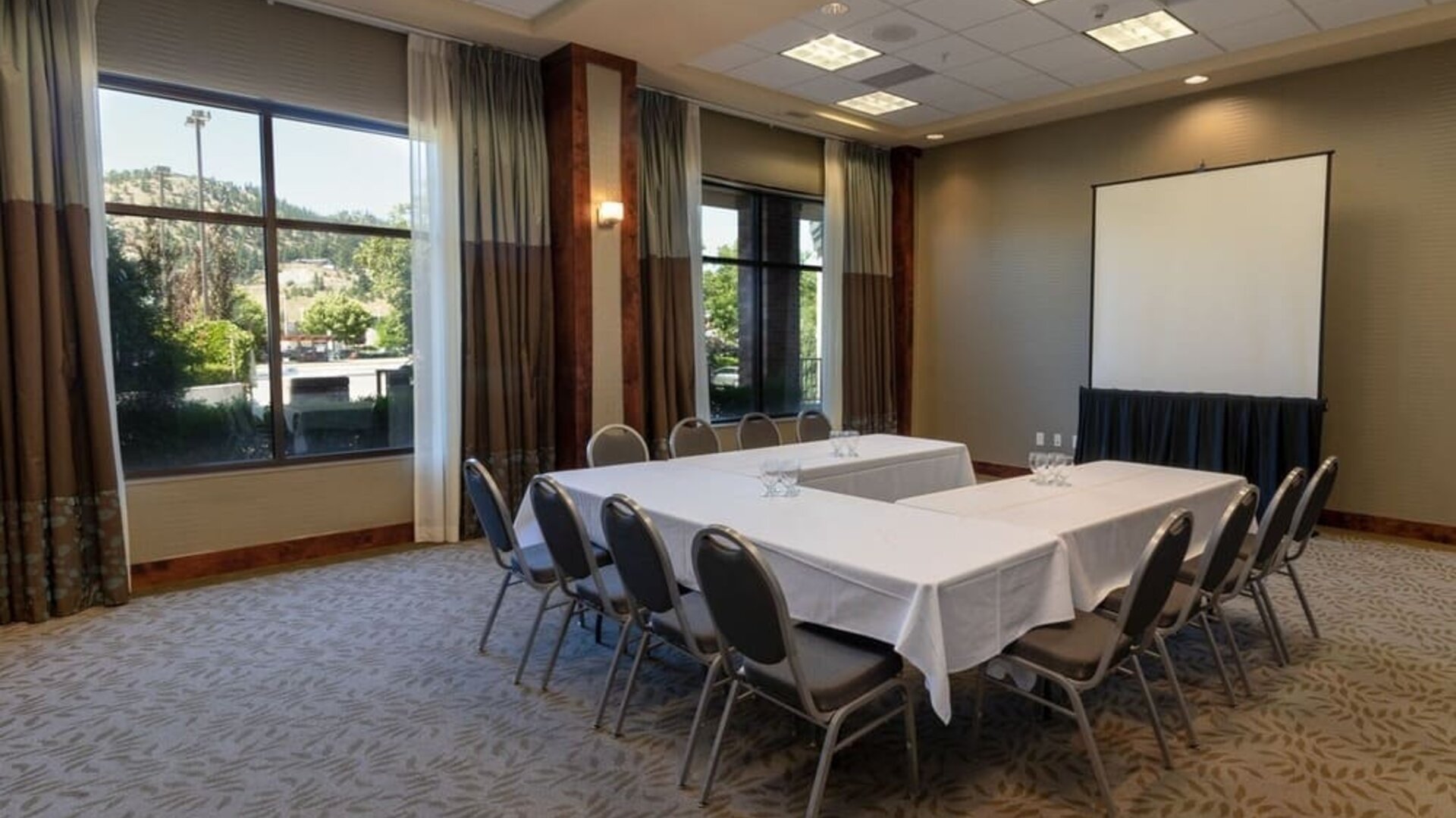Professional meeting room at Kanata Kelowna And Conference Centre.