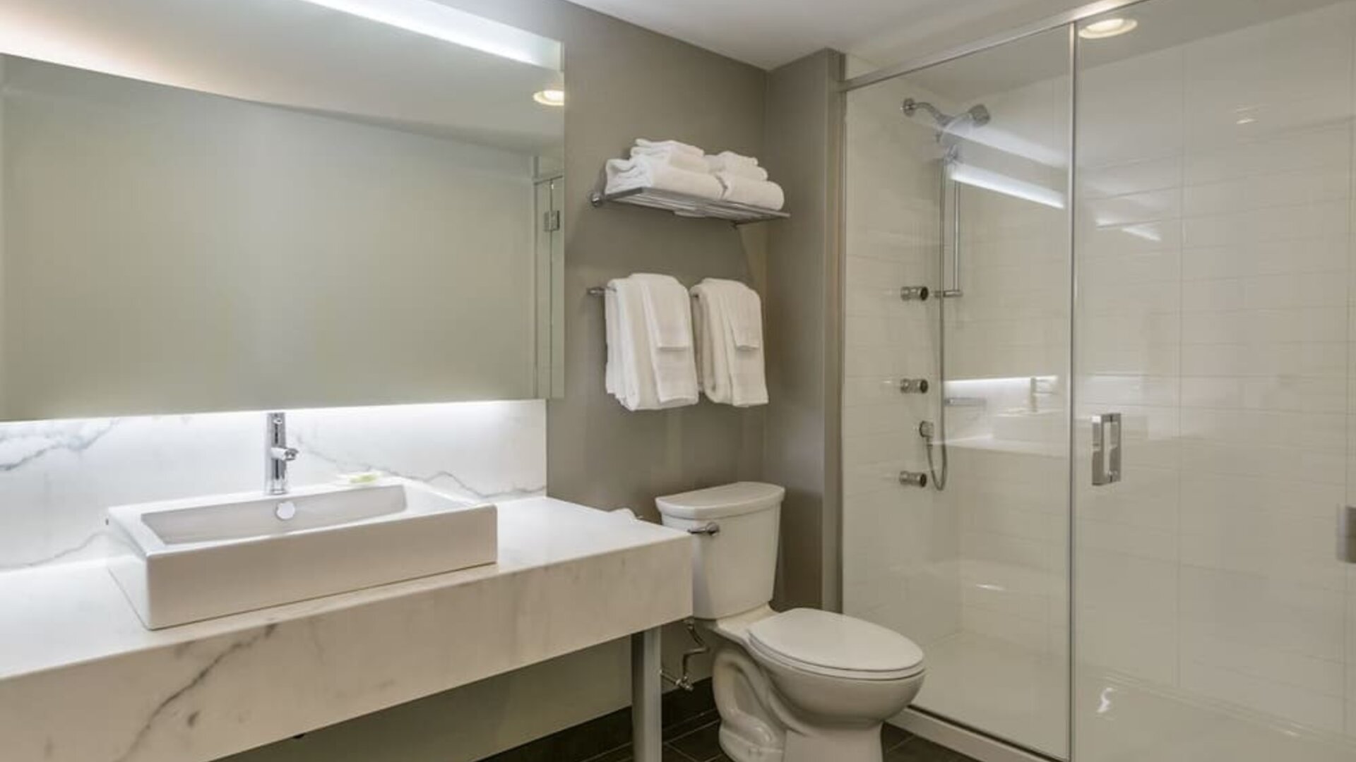 Guest bathroom with shower at Rodd Miramichi River.