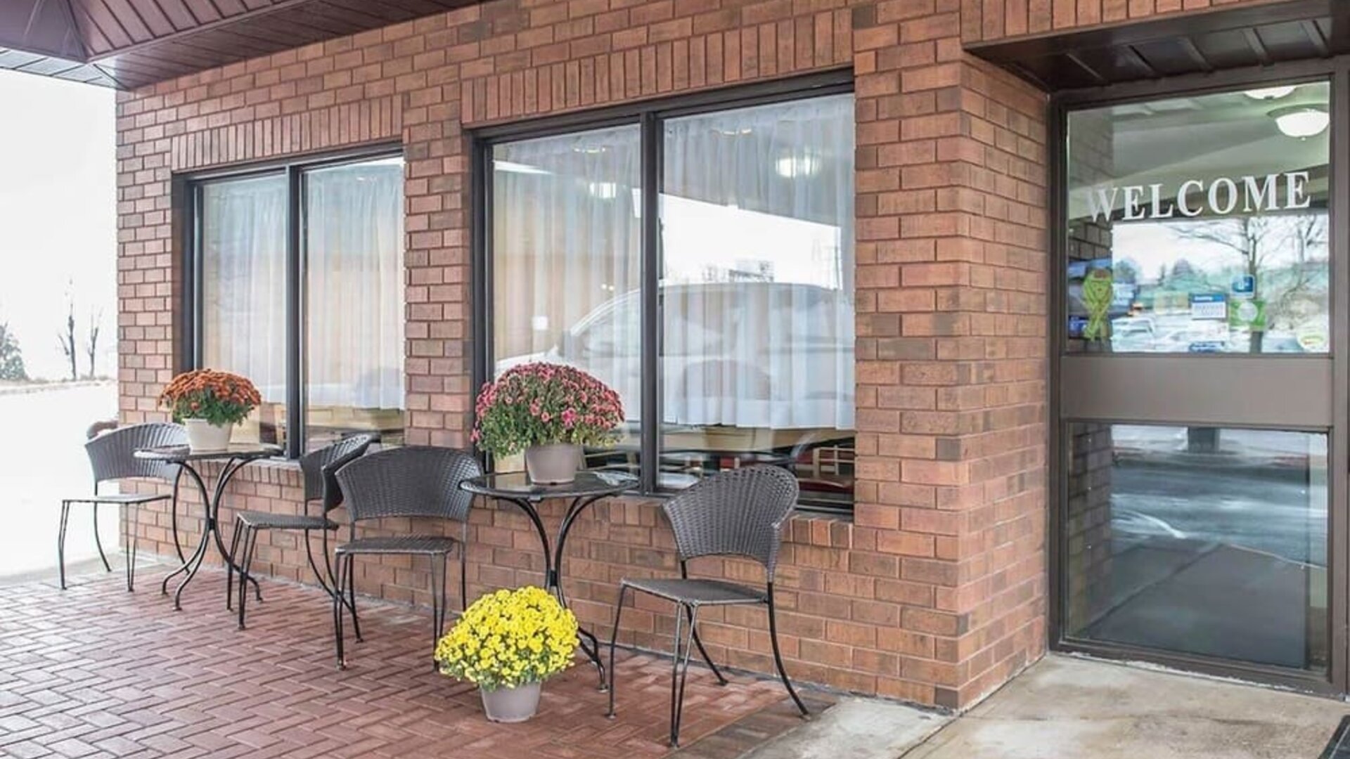 Hotel entrance with sitting area at Comfort Inn Pembroke.