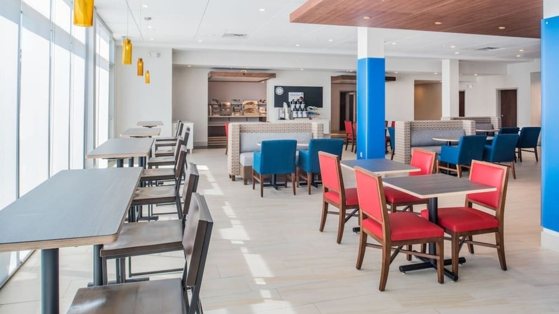Dining area perfect for coworking at Holiday Inn Express & Suites Ruston.
