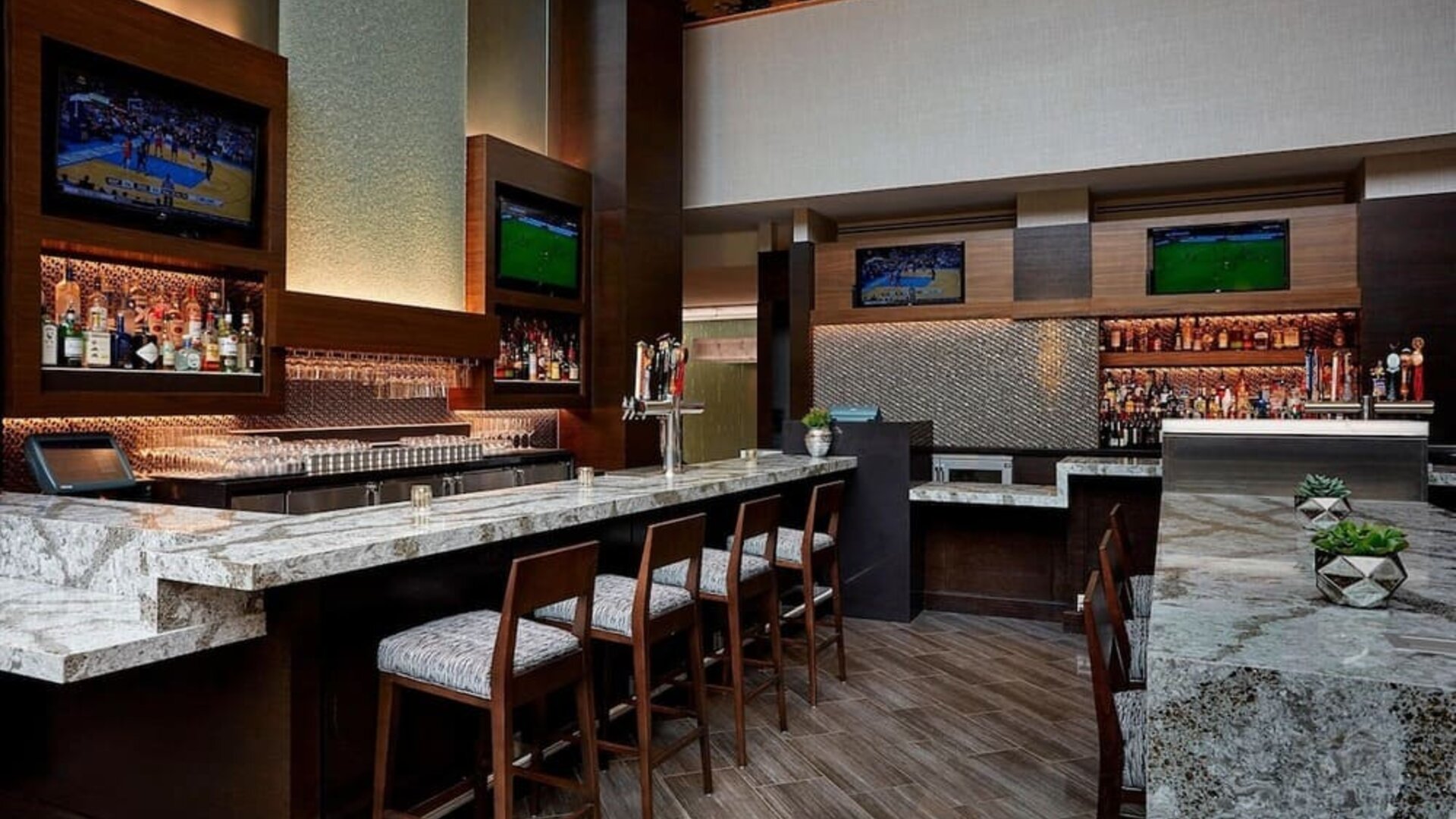 Hotel bar at Crystal Gateway Marriott.