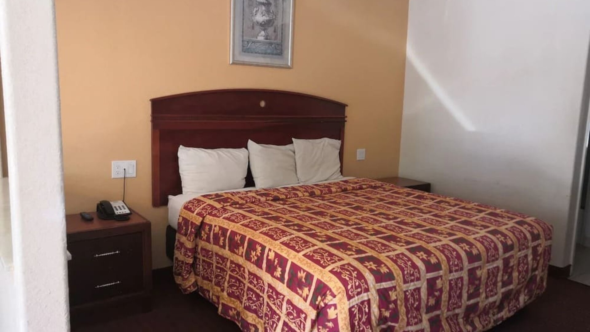 Day use room with natural light at Scottish Inn & Suites.