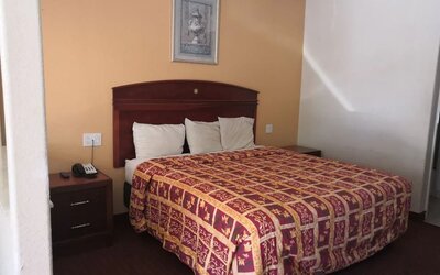 Day use room with natural light at Scottish Inn & Suites.