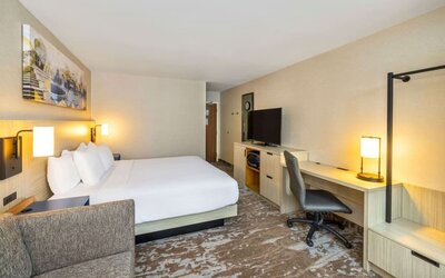 Standard day use room with work desk at Comfort Inn Gatineau.