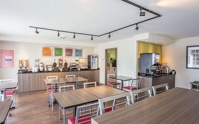 Dining area perfect for co-working at Comfort Inn Gatineau.