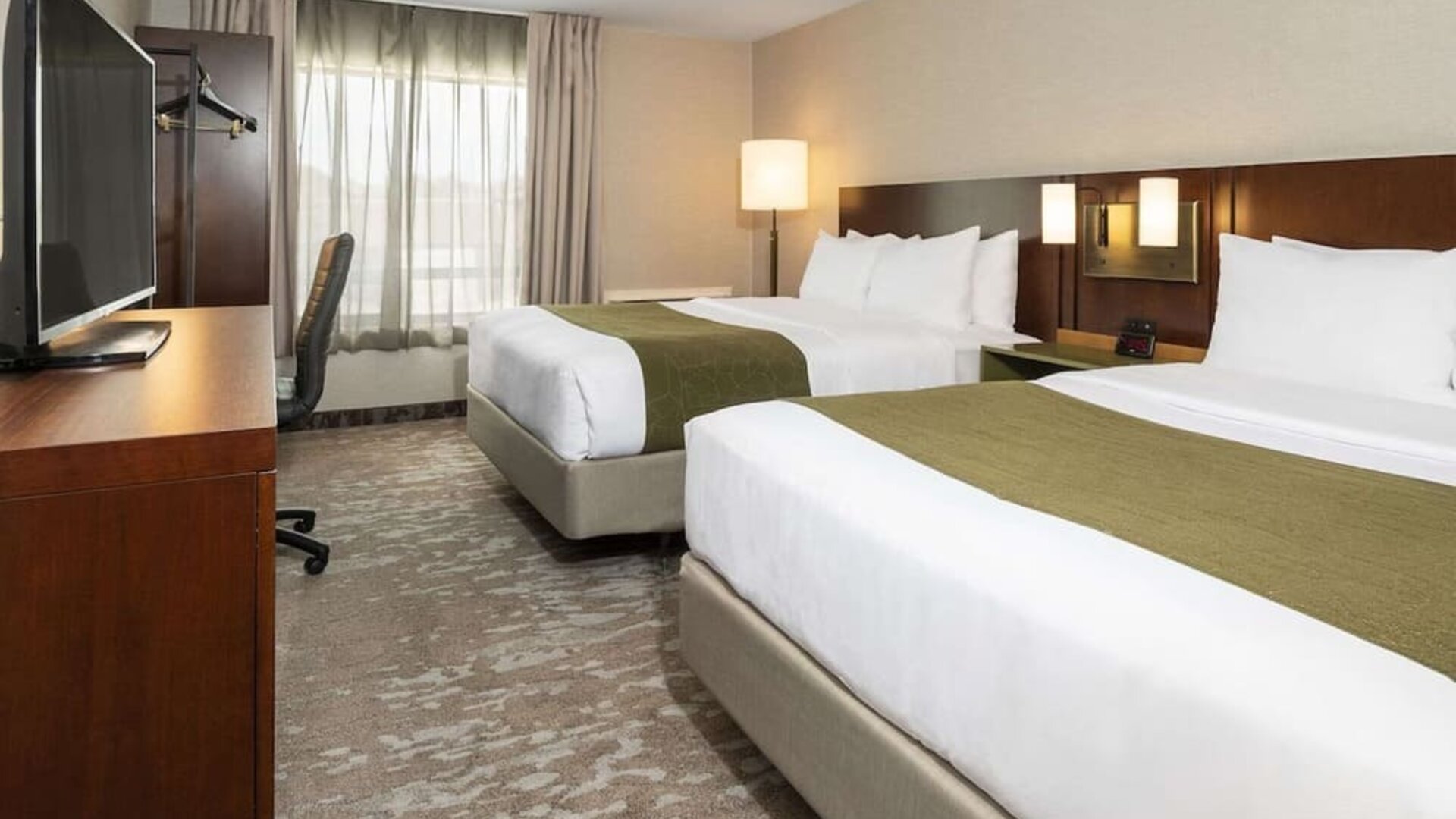 Day use twin room with work desk at Comfort Inn Fredericton.