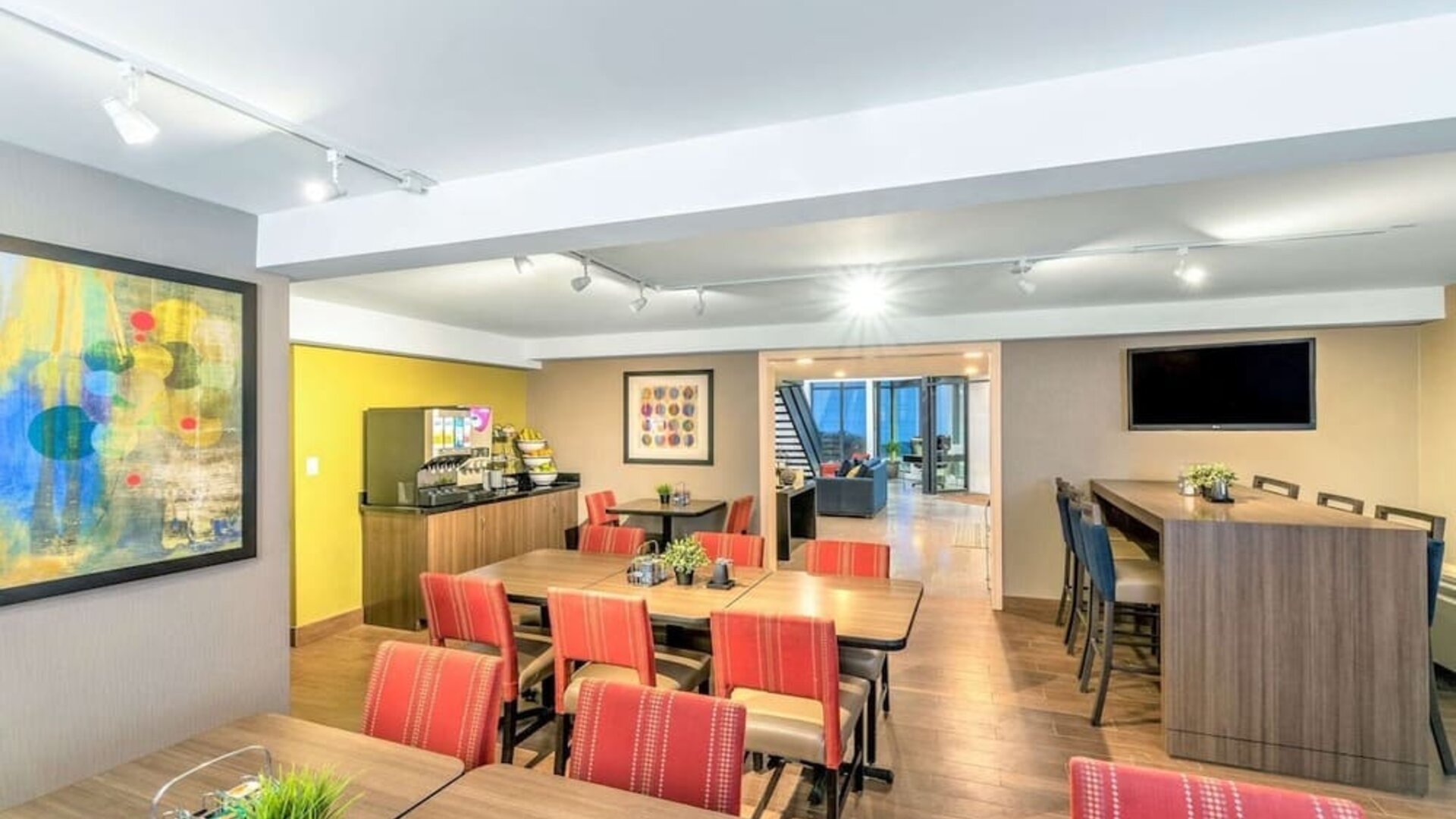 Dining area with comfortable seating perfect for co-working at Comfort Inn Winnipeg Airport.