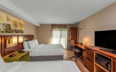 Day use twin room with work desk at Comfort Inn Winnipeg Airport.