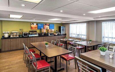 Dining area with comfortable seating perfect for co-working at Comfort Inn Sydney.