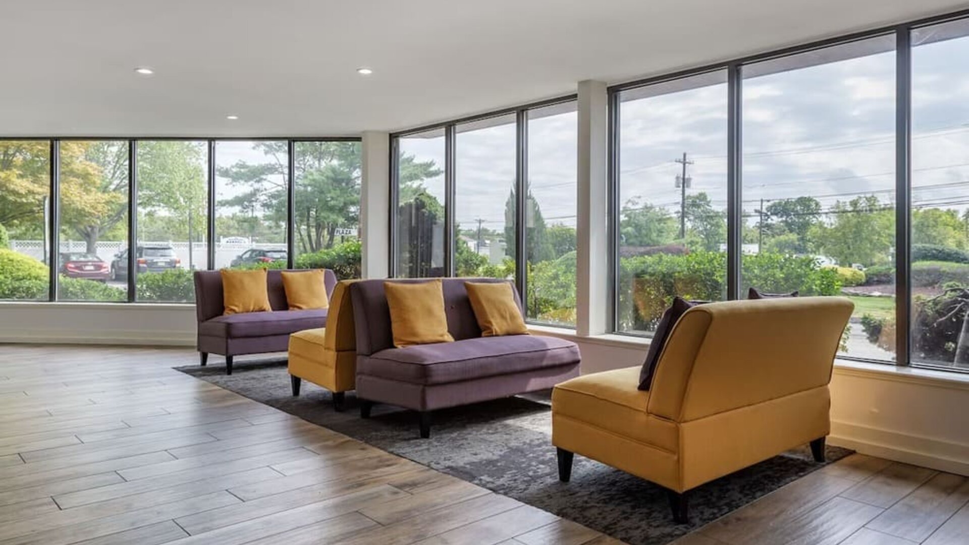 Lobby seating at Amwell Suites Somerset Bridgewater.