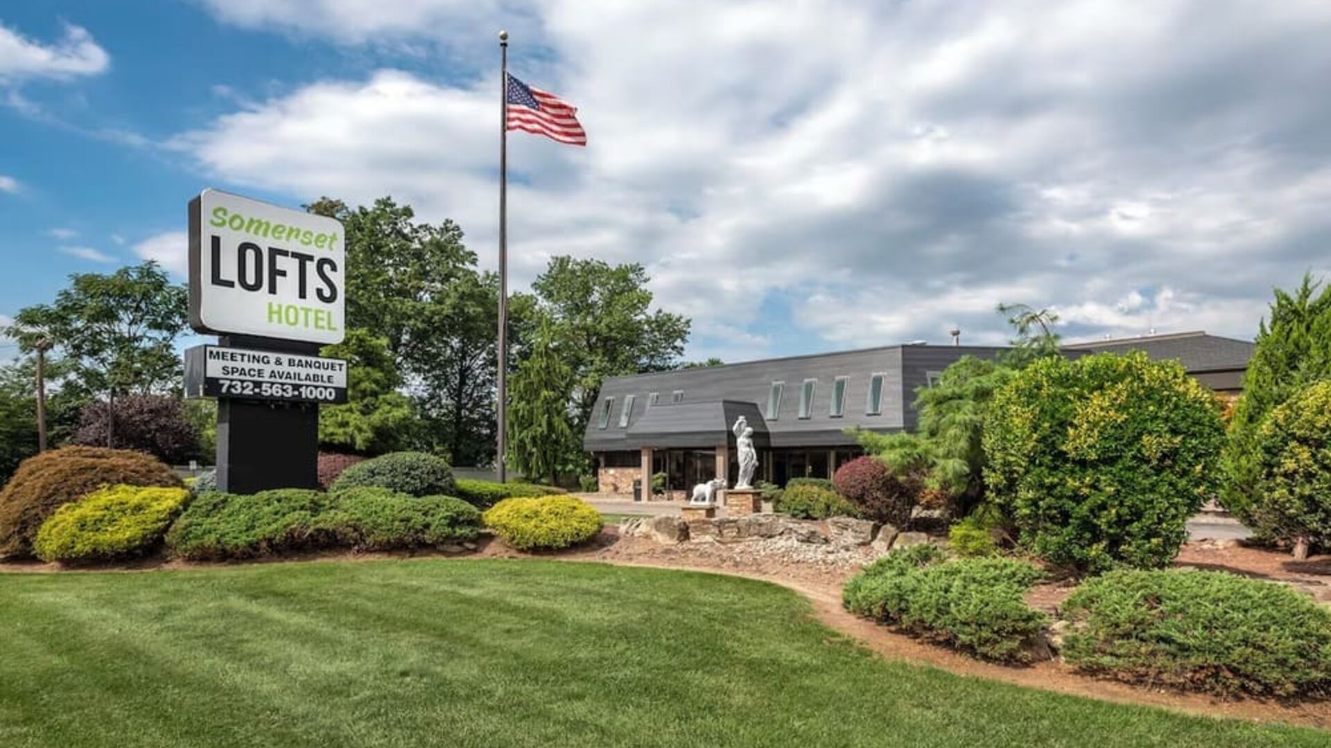 Hotel garden at Amwell Suites Somerset Bridgewater.