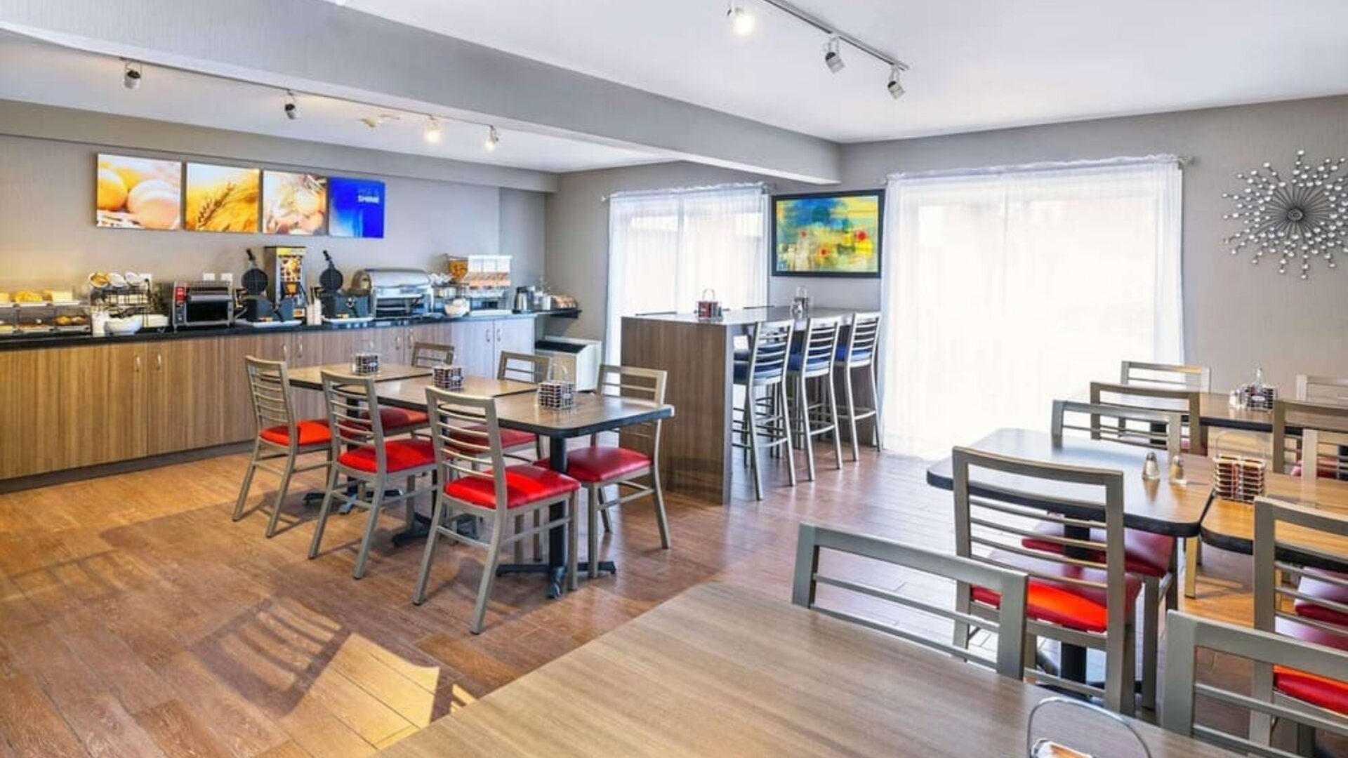 Hotel restaurant with comfortable seating at Comfort Inn Moncton Magnetic Hill.