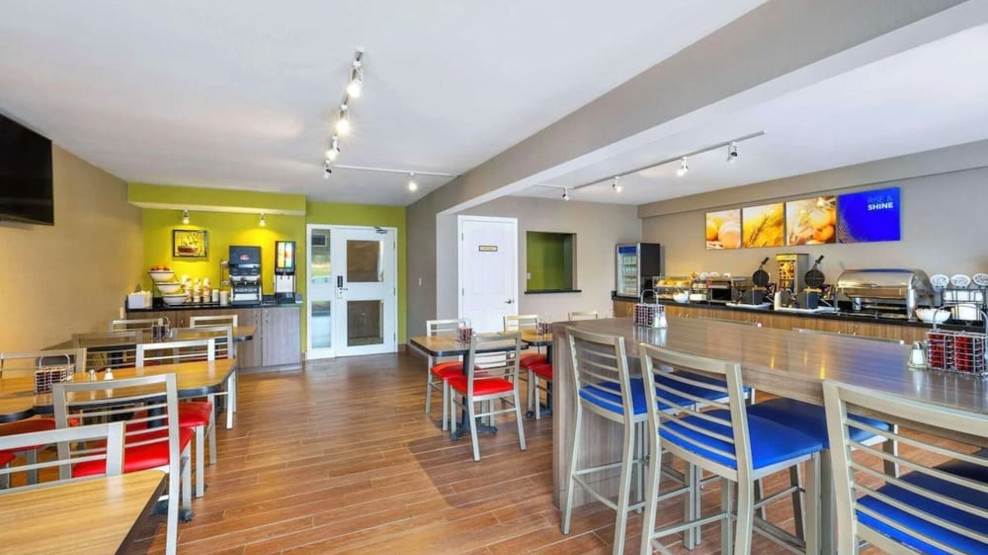 Dining area with comfortable seating perfect for co-working at Comfort Inn Moncton Magnetic Hill.