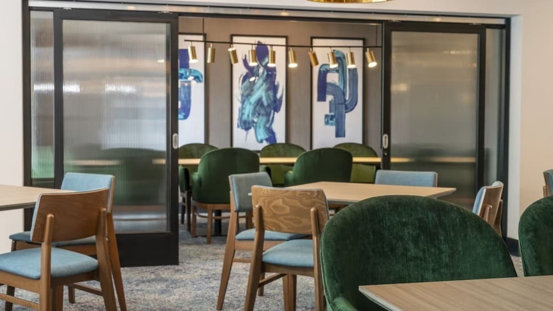 Dining area at Holiday Inn Kingston Waterfront.