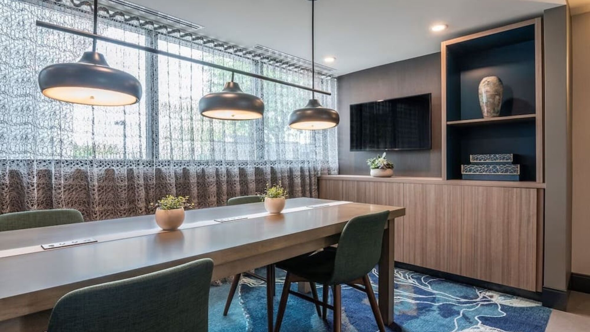 Hotel workspace at Holiday Inn Kingston Waterfront.