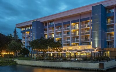 Hotel exterior at Holiday Inn Kingston Waterfront.