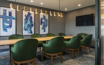 Stylish meeting room at Holiday Inn Kingston Waterfront.