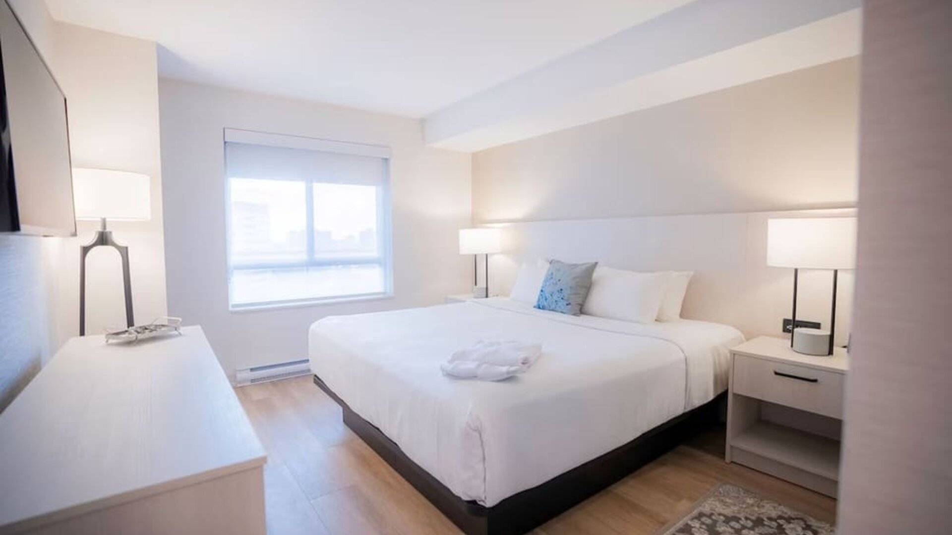 Bright and spacious day use room at Les Suites Hotel Ottawa.