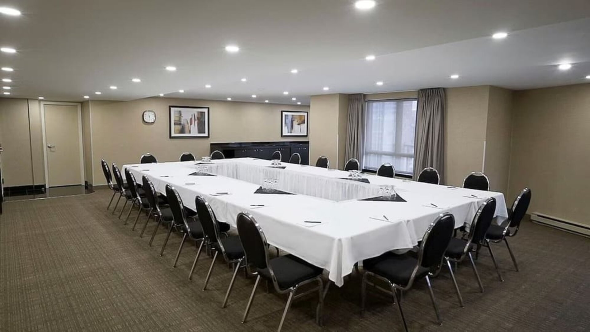 Professional meeting room at Les Suites Hotel Ottawa.