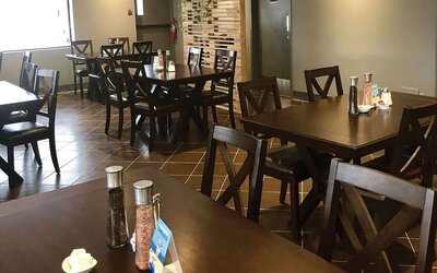 Dining area with comfortable seating at Comfort Inn Edmonton West.