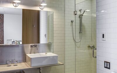 Guest bathroom with shower at Hotel Gault.