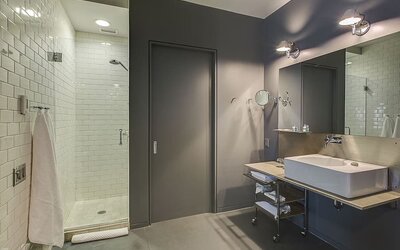 Guest bathroom with shower and free toiletries at Hotel Gault.