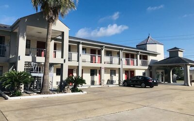 Hotel exterior at Summit Inn Near Houston Medical Center-NRG Park.