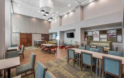 Dining area perfect for coworking at Hampton Inn & Suites Dallas/Allen.