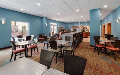 Dining area at La Quinta Inn & Suites San Antonio Medical Center NW.