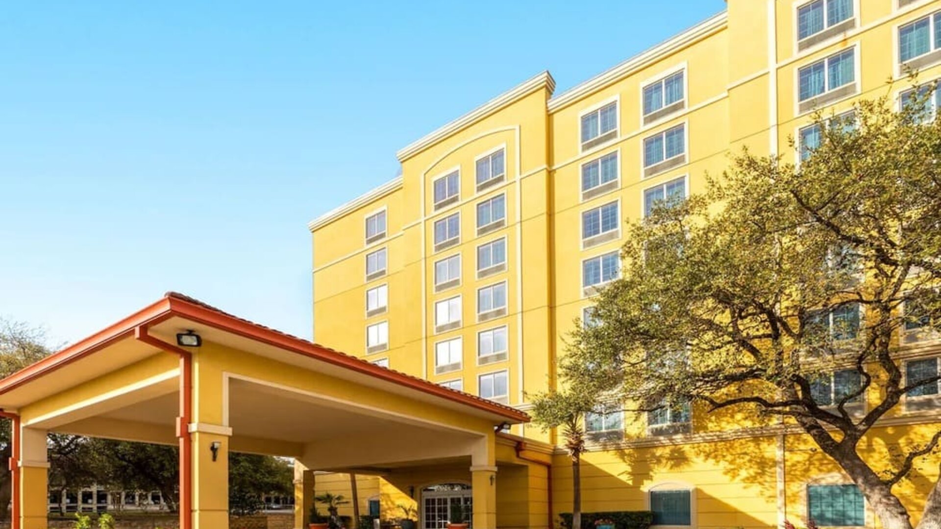 Hotel exterior at La Quinta Inn & Suites San Antonio Medical Center NW.