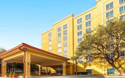 Hotel exterior at La Quinta Inn & Suites San Antonio Medical Center NW.
