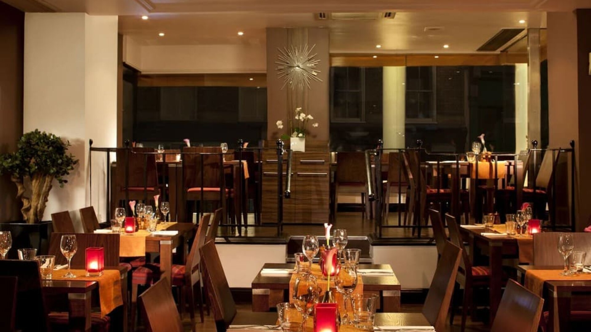 Dining area at Thistle Royal Trafalgar Square.