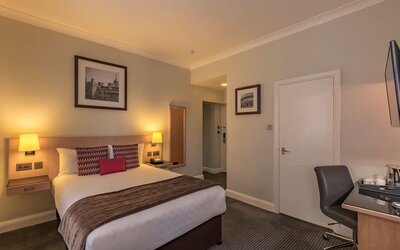 Standard day use room with work desk and private bathroom at Thistle Bloomsbury Park.