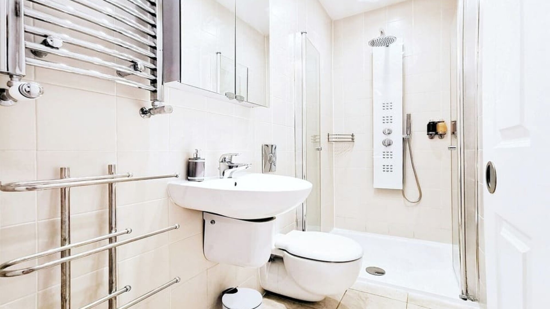 Guest bathroom with shower at Hammersmith One.