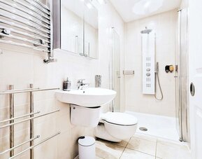 Guest bathroom with shower at Hammersmith One.