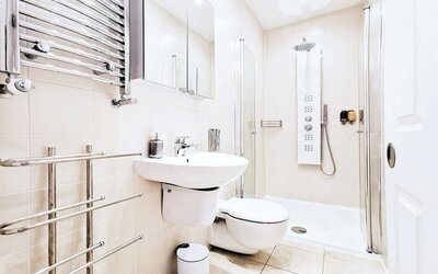 Guest bathroom with shower at Hammersmith One.