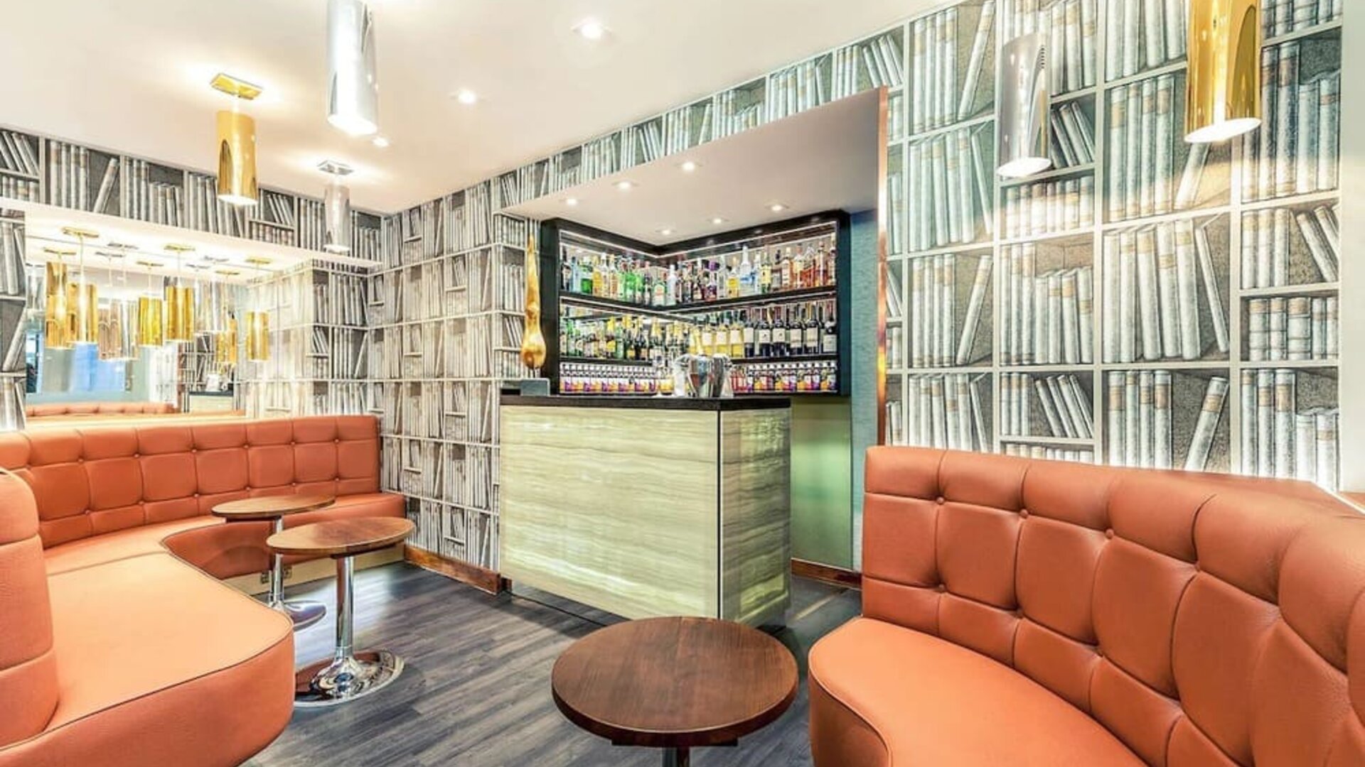 Hotel bar with lounge area at Mercure Hotel London Paddington.