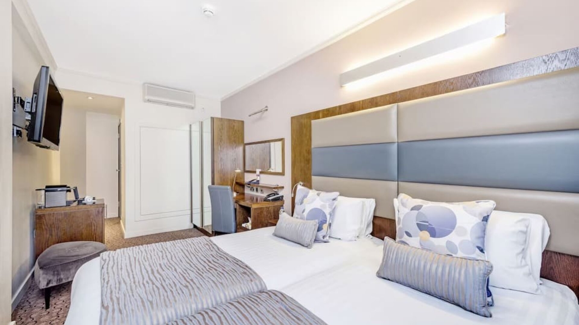 Day use twin room with work desk at Mercure Hotel London Paddington.