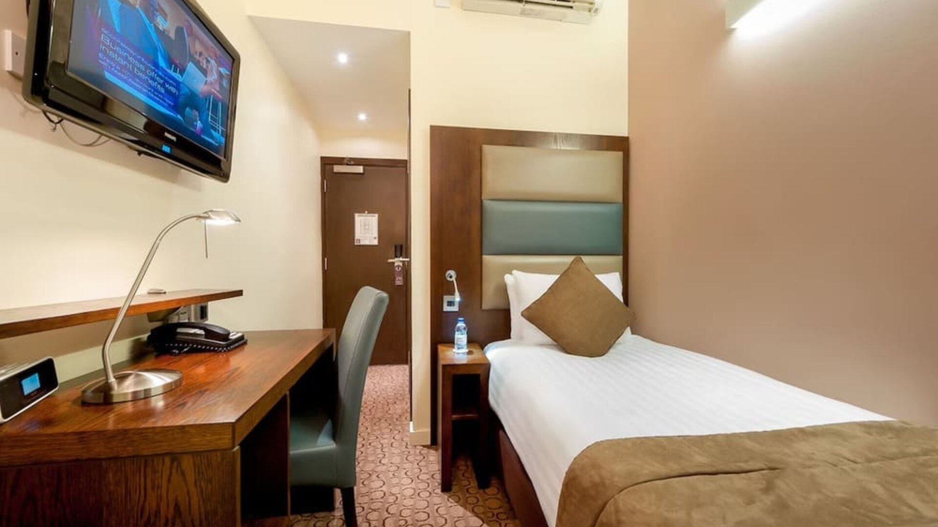 Day use room with TV, work desk and private bathroom at Mercure Hotel London Paddington.