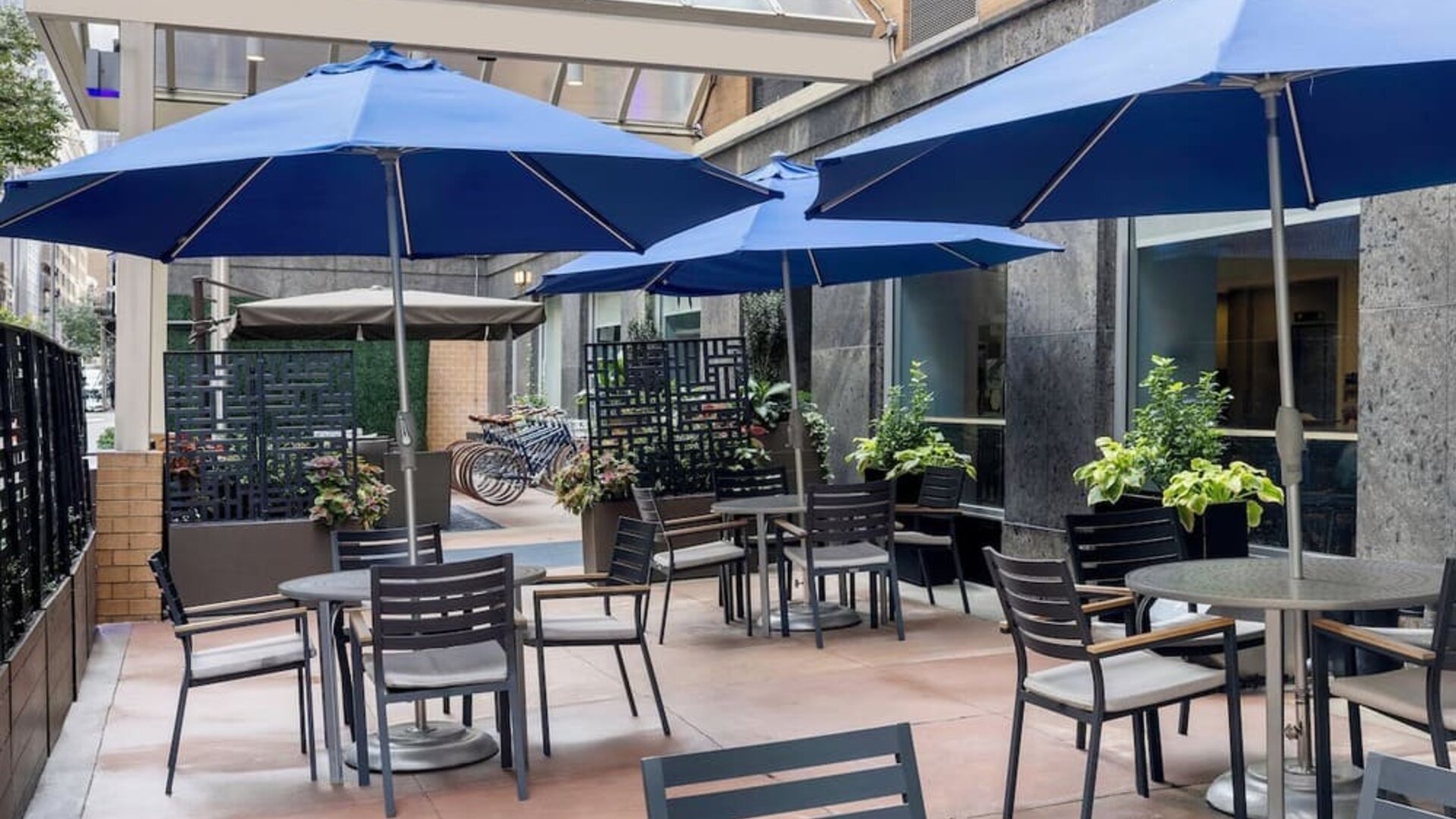 Veranda perfect for coworking at Holiday Inn Express New York City - Chelsea.