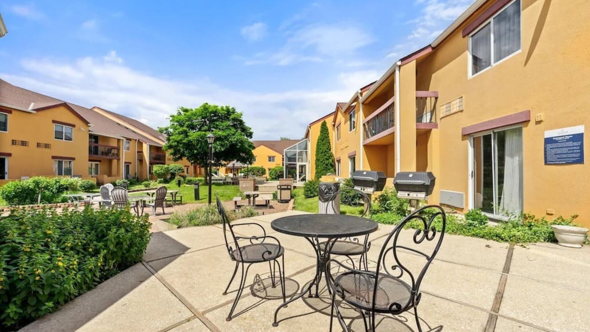 BBQ/picnic area at Chicago Club Inn & Suites.