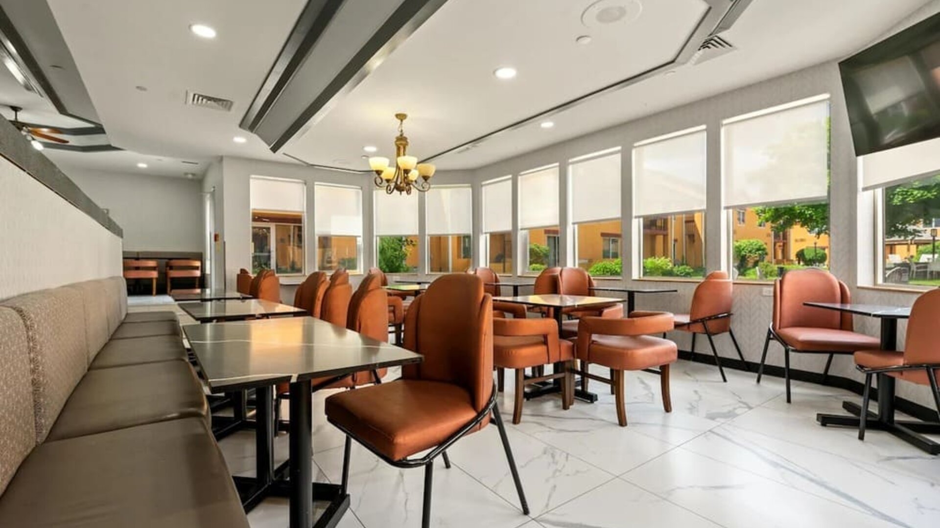 Dining area perfect for coworking at Chicago Club Inn & Suites.